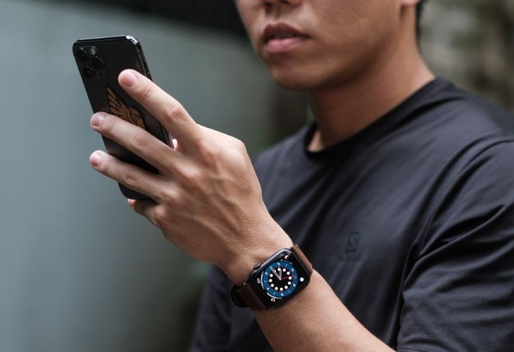 Chỉ cần kết nối Apple Watch SE với iphone bạn đã có cả thế giới trong tay