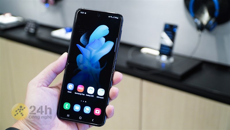 Trên tay Galaxy Z Flip4: Thiết kế cải tiến thời thượng, pin lớn Trên tay Galaxy Z Flip4: Thiết kế cải tiến thời thượng, pin lớn