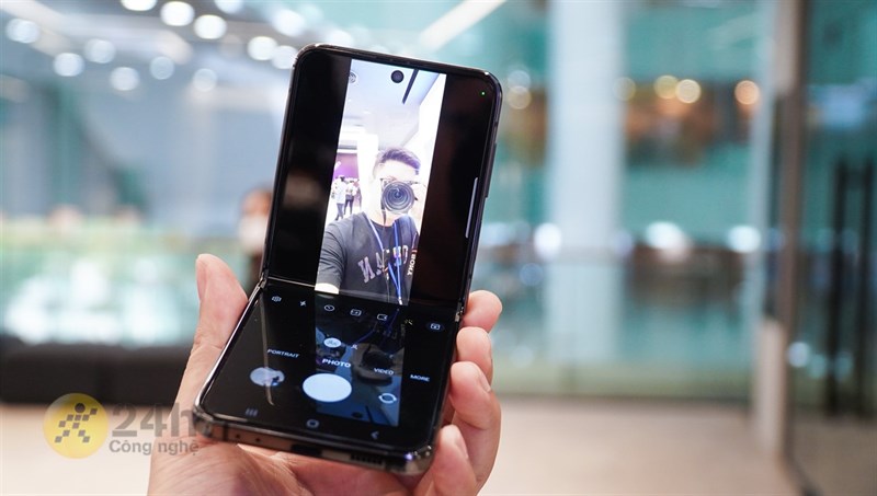 Trên tay Galaxy Z Flip4: Thiết kế cải tiến thời thượng, pin lớn