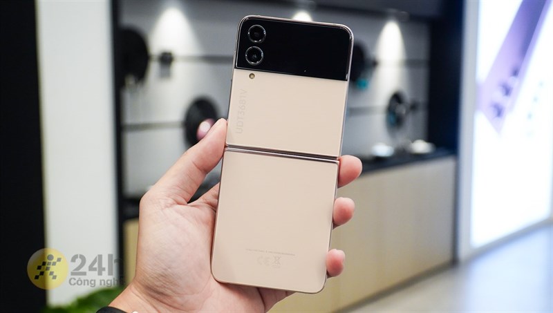 Trên tay Galaxy Z Flip4: Thiết kế cải tiến thời thượng, pin lớn Trên tay Galaxy Z Flip4: Thiết kế cải tiến thời thượng, pin lớn