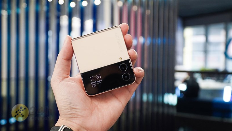 Trên tay Galaxy Z Flip4: Thiết kế cải tiến thời thượng, pin lớn