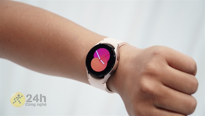 Ở phiên bản 44 mm Galaxy Watch5 có màn hình lớn hơn với 1.4 inch Ở phiên bản 44 mm Galaxy Watch5 có màn hình lớn hơn với 1.4 inch