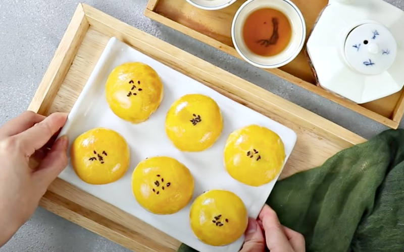 How to make Taiwanese-style salted egg mooncakes