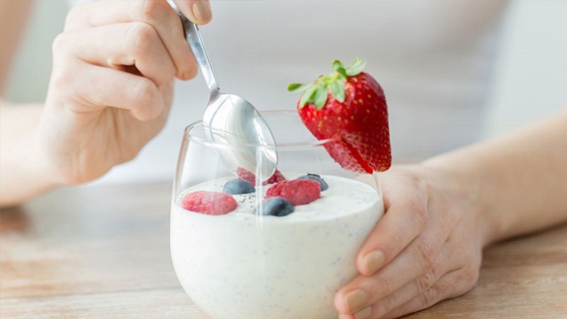 Sữa chua Vinamilk Love Yogurt có thể ăn kèm với trái cây
