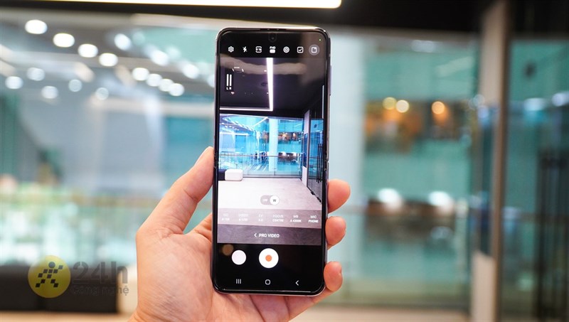 Hệ thống camera của máy hoàn toàn có thể đáp ứng tốt nhu cầu chụp ảnh của bạn với những bức hình có độ chi tiết tốt, màu sắc đẹp mắt.