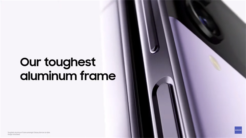 Galaxy Z Flip4 cũng trở nên bền bỉ và chắc chắn hơn khi được bao quanh bởi khung máy và bản lề bằng chất liệu Armor Aluminum.