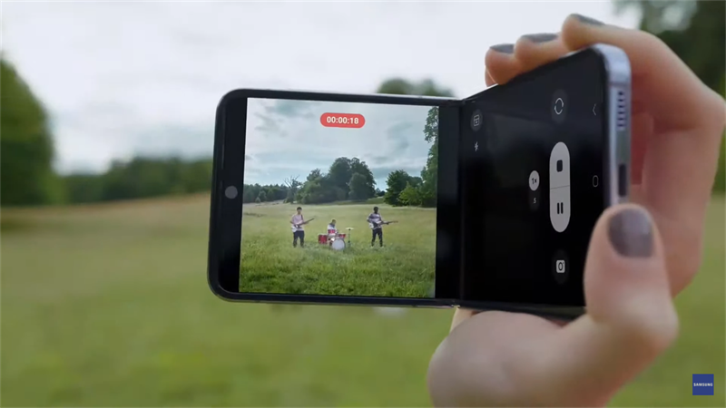 Chế độ Flex Cam cũng là một trong những yếu tố khiến người dùng yêu thích chụp ảnh và quay phim bằng Z Flip.