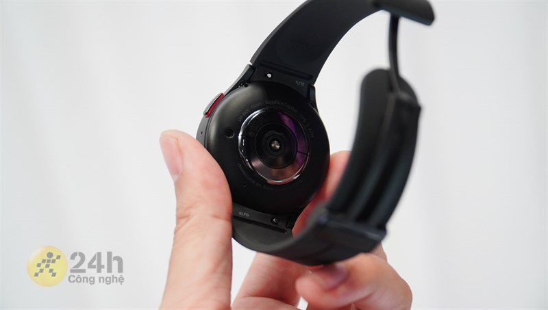 Khóa D từ tính giúp người dùng dễ dàng đeo/tháo Khóa D từ tính giúp người dùng dễ dàng đeo/tháo