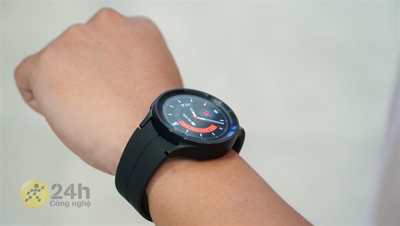 Galaxy Watch5 Pro mang phong cách thiết kế cổ điển trông rất thời thượng Galaxy Watch5 Pro mang phong cách thiết kế cổ điển trông rất thời thượng