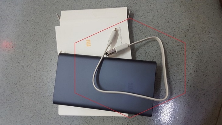 Mách bạn cách phân biệt sạc dự phòng Xiaomi chính hãng đơn giản nhất > Đầu cáp sạc USB chính hãng thông thường lõi cáp sạc bên trong màu đen