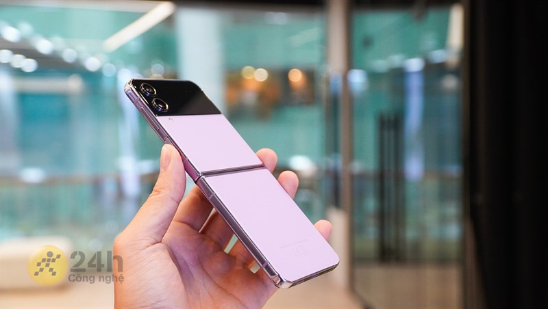 Cạnh viền Galaxy Z Flip4