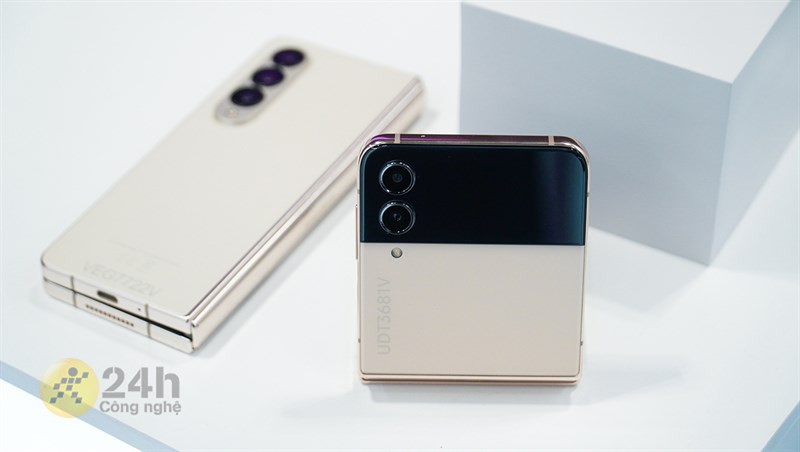 Hình ảnh trực diện Galaxy Z Flip4 màu kem
