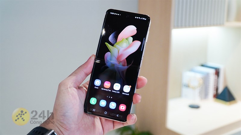 Hình ảnh trực diện Galaxy Z Flip4