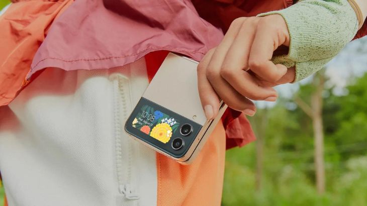 Galaxy Z Flip4 chính thức ra mắt: Thiết kế độc lạ, lựa chọn của tín đồ thích sự gọn gàng > Thiết kế cụm camera sau tinh tế