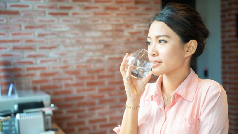 Cố gắng uống tối thiểu 8 cốc nước mỗi ngày để cổ họng dễ chịu hơn