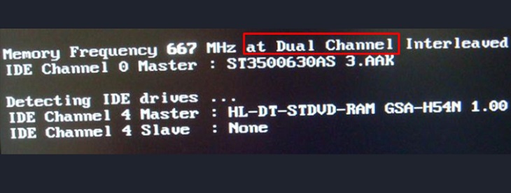 RAM Dual Channel là gì? Cách cắm RAM để chạy Dual Channel trên máy tính > Máy tính sẽ được kích hoạt Dual Channel khi có cụm từ at Dual Channel như trên màn hình.