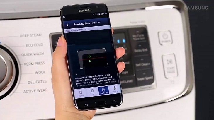Để kiểm tra lỗi của máy giặt Samsung, bạn hãy đưa camera của điện thoại tới gần bảng hiển thị của máy giặt