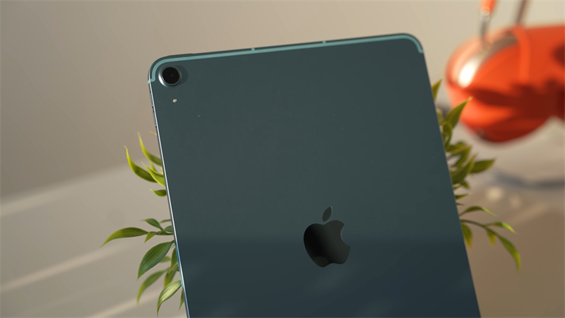 Chiếc iPad được trang bị một camera đơn 12 MP ở mặt lưng.