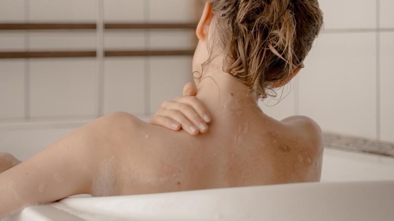 Nhỏ một vài giọt dầu bạc hà vào bồn tắm