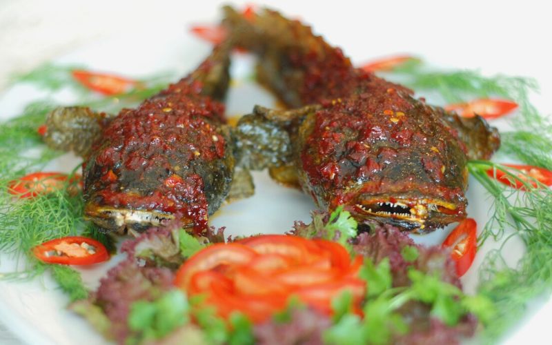 Grilled frog-faced fish with salt and chili