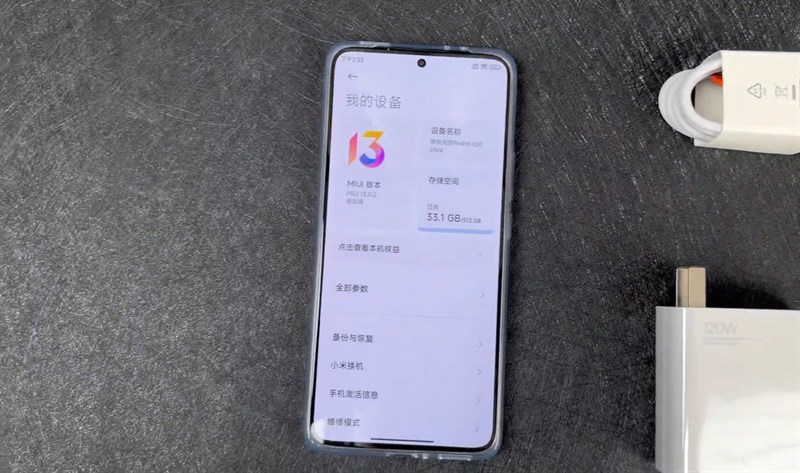 Mặt trước của Redmi K50 Extreme Edition sử dụng màn hình OLED kích thước 6.7 inch.