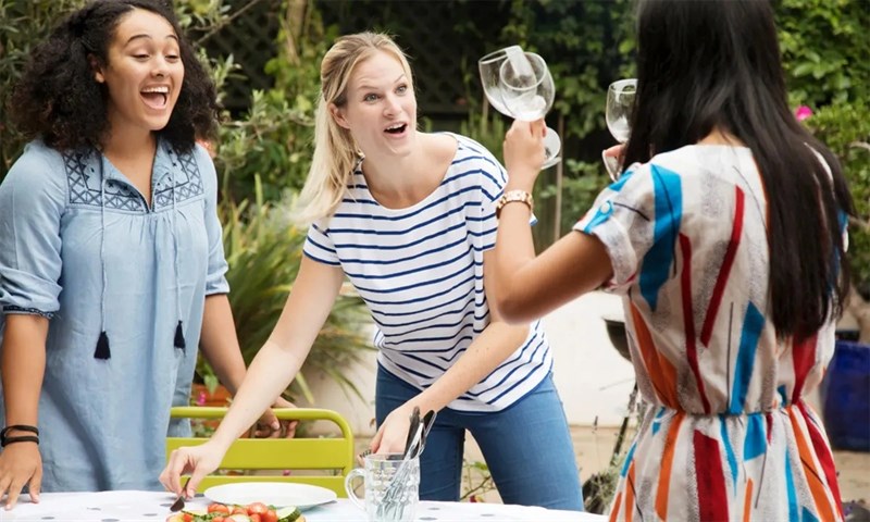 Chọn bạn mà chơi: Tuổi thơ có bạn nhà giàu, cơ hội kiếm nhiều tiền hơn