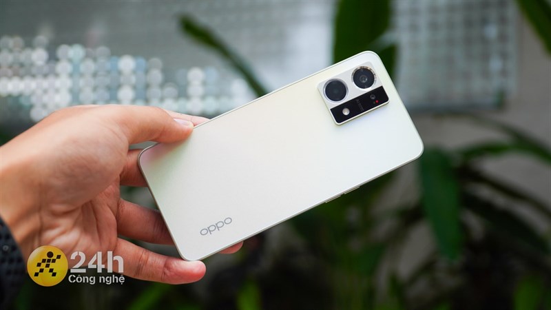 Mặt sau của OPPO Reno8 vẫn tiếp tục sử dụng cách thiết kế OPPO Glow với chất liệu kính nhám.