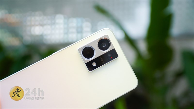 Cụm camera sau của OPPO Reno8 được chia làm hai phần.