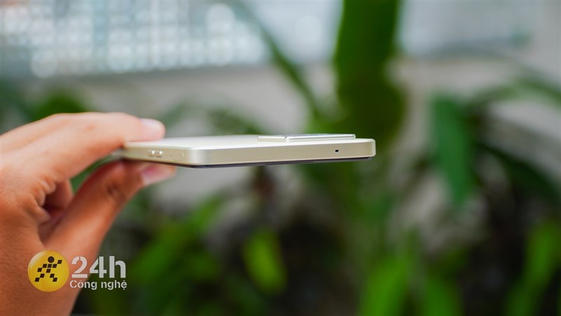 Cạnh trên của OPPO Reno8.