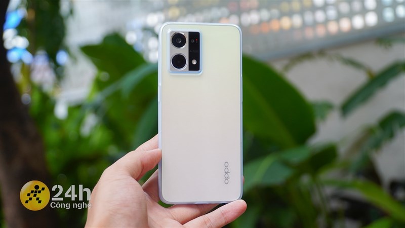 Tổng thể thiết kế của OPPO Reno8 khá quen thuộc và có nhiều nét tương đồng với 'người đàn anh' Reno7 4G