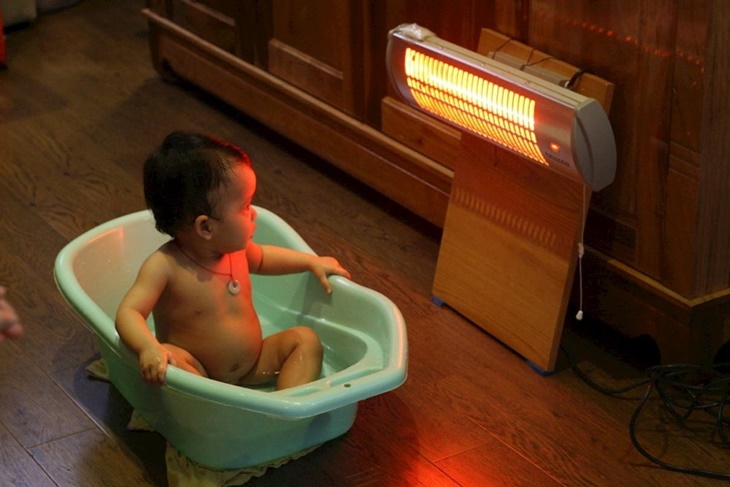 Trẻ sơ sinh có nên được tiếp xúc với đèn sưởi không?