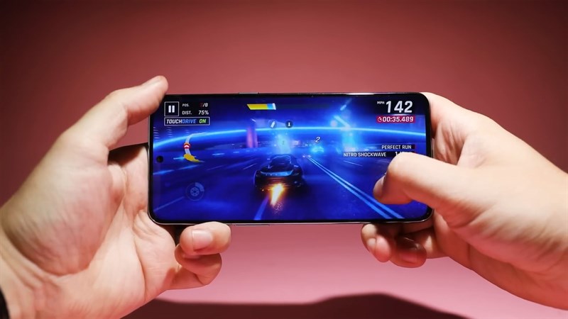 OnePlus 10T được trang bị màn hình Fluid AMOLED với độ phân giải Full HD+ cùng tần số quét 120 Hz