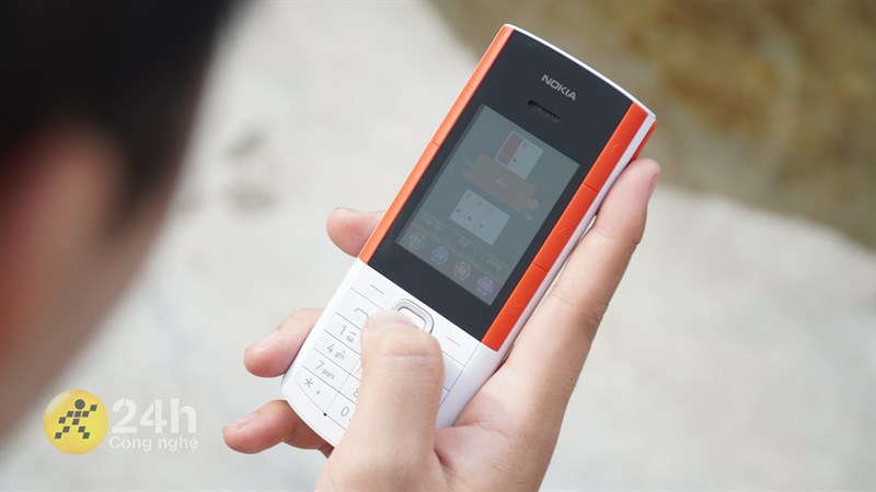 Trên tay Nokia 5710 XpressAudio: Giá chỉ 2.1 triệu, thiết kế độc đáo