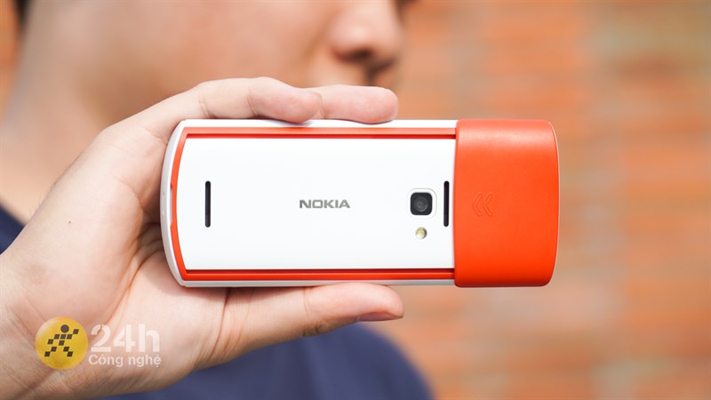 Trên tay Nokia 5710 XpressAudio: Giá chỉ 2.1 triệu, thiết kế độc đáo Trên tay Nokia 5710 XpressAudio: Giá chỉ 2.1 triệu, thiết kế độc đáo