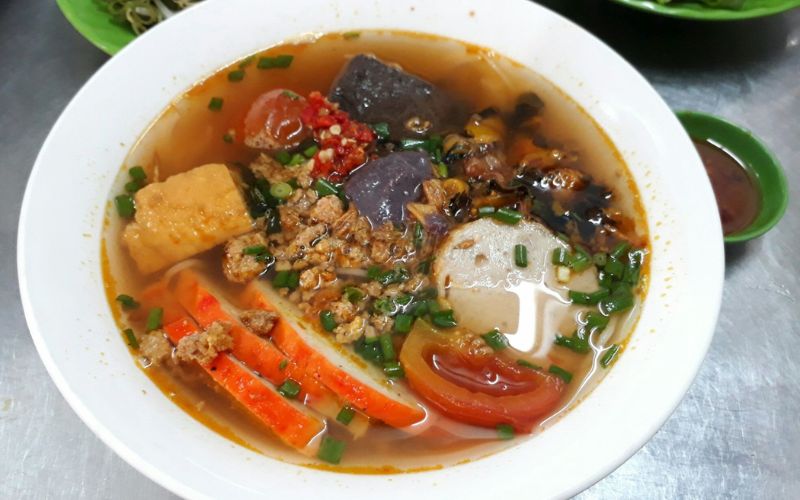 Quán ăn trưa ngon quận Phú Nhuận: Bún riêu hẻm Ông Tiên