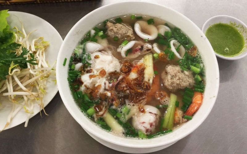 Quán ăn trưa ngon quận Phú Nhuận: Hủ Tiếu Mực - Ông Già CaLi