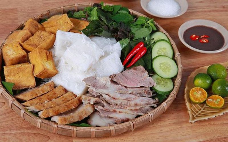 Mẹt bún đậu của quán 2 con cua