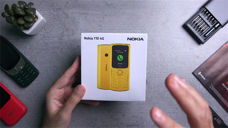 Trên tay Nokia 110 4G Đầu tiên, hộp Nokia 110 4G có tông màu trắng chủ đạo, hình thức bên ngoài và tên sản phẩm được in khá rõ ràng. Phía sau xe có rất nhiều chi tiết nhưng tôi chỉ chú ý đến phần thông số về sản phẩm. Cách Nokia lấp đầy hộp khá đơn giản và trực quan khi hiển thị đầy đủ các thông tin cần thiết để người dùng tham khảo.