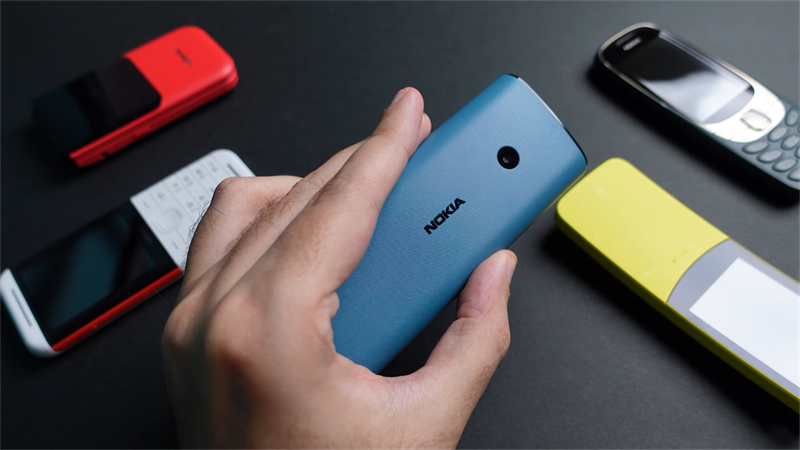 Trên tay Nokia 110 4G Ngoài ra hãng còn tặng kèm sạc Micro USB. Nguồn: TheMrNokia I Abdulla Zaki.