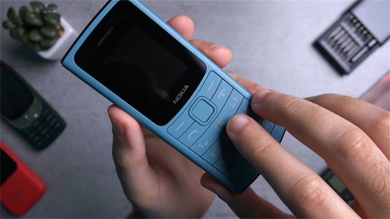 Trên tay Nokia 110 4G Ấn tượng đầu tiên của tôi với Nokia 110 4G là tổng thể máy rất nhỏ gọn khi có kích thước 121 x 50 x 14,5mm và nặng khoảng 84,5g cho cảm giác cầm trên tay khá chắc chắn. Về tổng thể, kích thước của Nokia 110 4G lớn hơn đáng kể so với người tiền nhiệm Nokia 110.