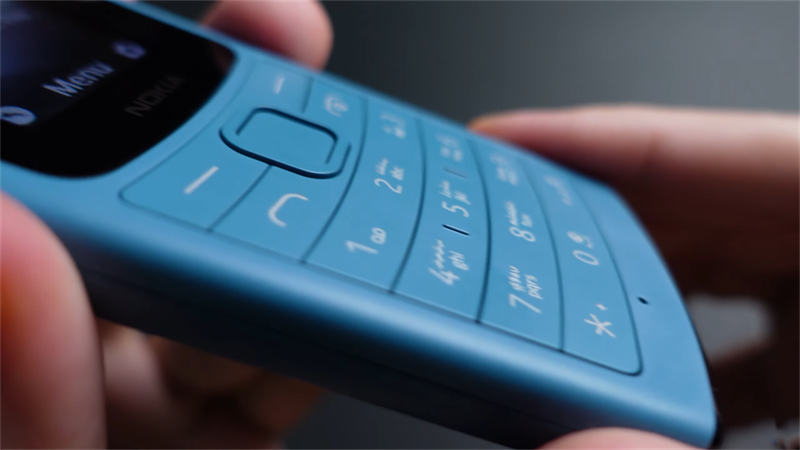 Trên tay Nokia 110 4G Ở mặt trước, Nokia 110 4G vẫn sử dụng bàn phím số T9 quen thuộc, giúp người dùng dễ dàng tiếp cận và nhận biết. Màn hình xe có kích thước 1.8 inch, sử dụng công nghệ màn hình QQVGA mang đến chất lượng màn hình tốt, các chi tiết chữ và icon hiển thị to, rõ ràng, dễ nhìn giúp người dùng thao tác dễ dàng. Ngoài ra, tính năng menu phóng to cũng được tích hợp giúp người dùng sử dụng thiết bị dễ dàng hơn.