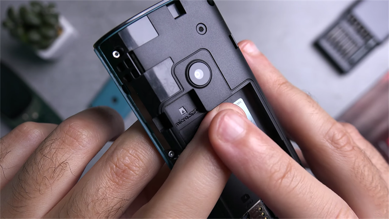 Trên tay Nokia 110 4G Cạnh trên chứa giắc cắm tai nghe 3,5 mm và đèn flash. Nguồn: TheMrNokia I Abdulla Zaki.