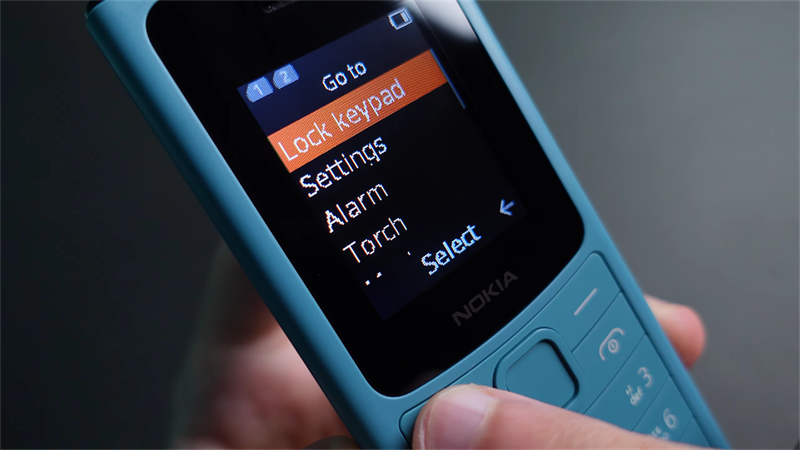 Trên tay Nokia 110 4G Hiện Nokia 110 4G được bán tại Thế Giới Di Động với mức giá 850.000 đồng (giá có thể thay đổi tùy theo chương trình khuyến mại). Mình đánh giá đây là mức giá khá tốt cho một chiếc điện thoại chức năng phục vụ nhu cầu cơ bản của người dùng với thời lượng sử dụng lên tới 18 ngày.