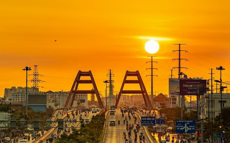 Hãy cùng chiêm ngưỡng bức ảnh hoàng hôn Tp. Hồ Chí Minh tuyệt đẹp, với những tia nắng vàng ấm áp len lỏi qua những toà nhà cao tầng mang đến một khoảnh khắc tuyệt vời của sự kết hợp giữa hiện đại và thiên nhiên.