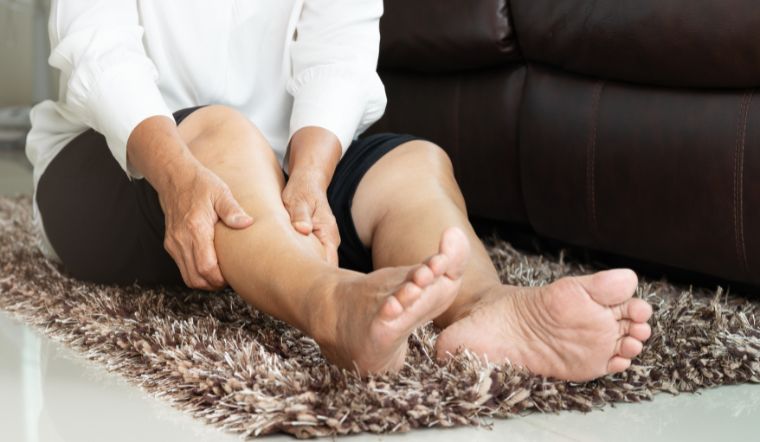 Bị chuột rút trong lúc ngủ: Nguyên nhân, biểu hiện và cách phòng tránh