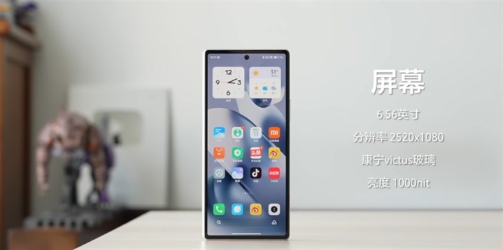 Trên tay Xiaomi MIX Fold 2: Điện thoại gập siêu mỏng, chip Snapdragon 8+ Gen 1, sạc nhanh 67W > Màn hình OLED 8.2 inch