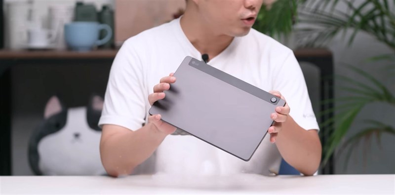 Trên tay LG Ultra Tab: Thiết kế bền bỉ, pin khá cùng màn hình 2K