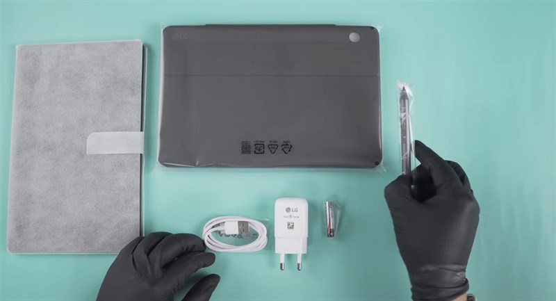 Trên tay LG Ultra Tab: Thiết kế bền bỉ, pin khá cùng màn hình 2K