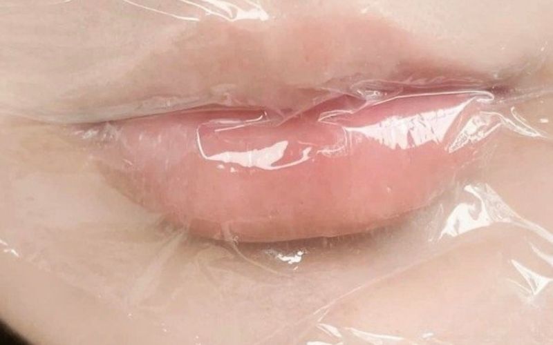 Use cling film to cover your lips