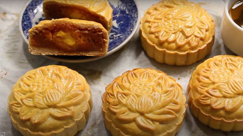 How to make unique and novel dragon fruit mooncakes